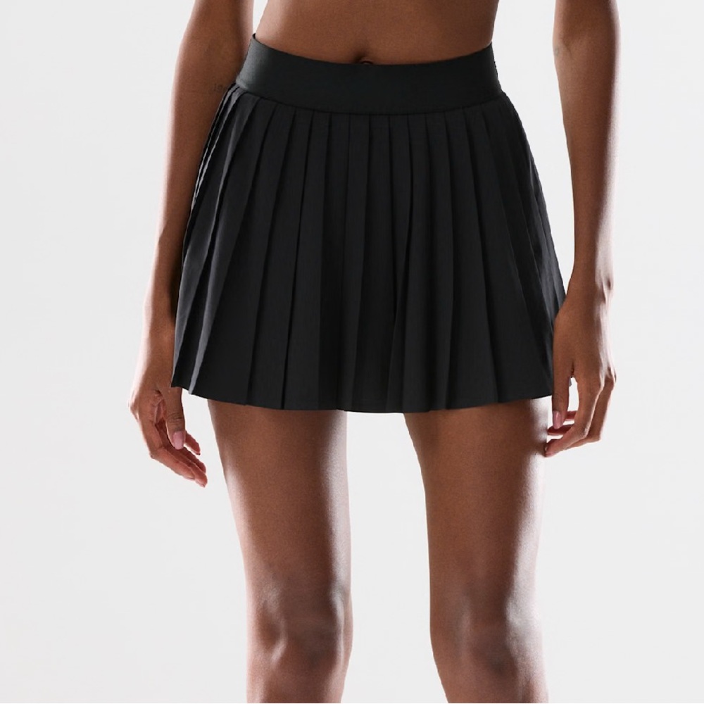 BLACK TENNIS SKRIT